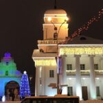 Минская ратуша и ёлка на площади Свободы в новогоднюю ночь